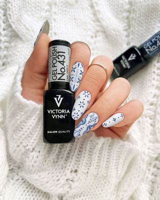 Zima v ultra čisté verzi ❄️ Matná bílá lámaná námořnicky modrými detaily vypadá na okně jako vzor z mrazivých rán. Earl...